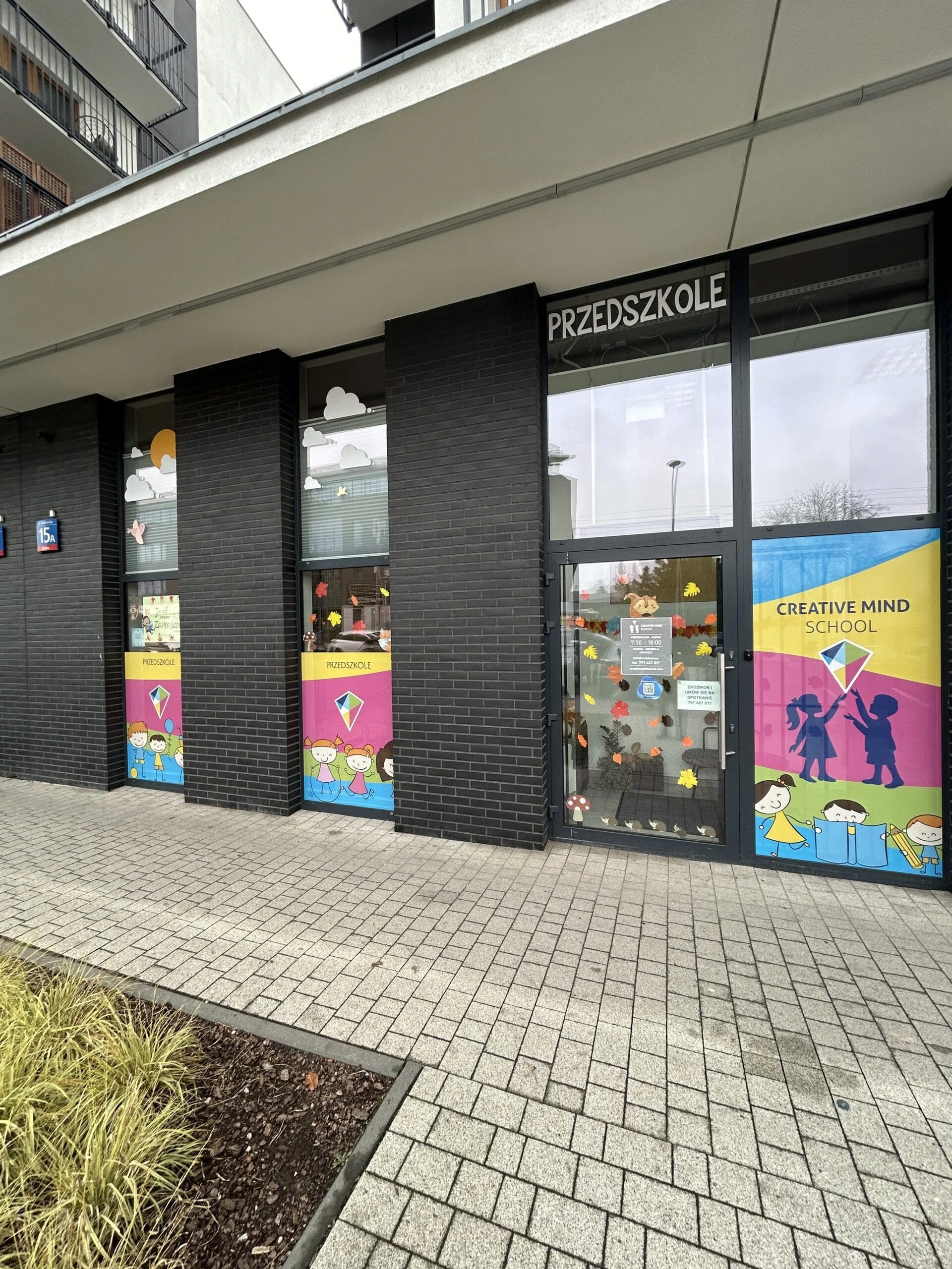 Budynek Creative Mind School przy ul. Bakalarska 15a w Warszawie Włochy — wejście do żłobka i przedszkola